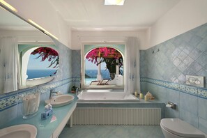 Een douche, een bubbelbad, een haardroger, een bidet
