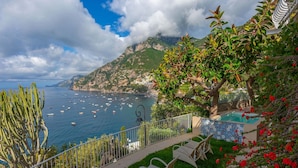 A pool area with a view of the sea and mountains. - Villa Magnolia with hot tub - My Rental homes (Positano)