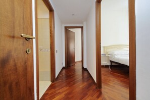 1 dormitori, planxa i posts de planxar, wifi i roba de llit