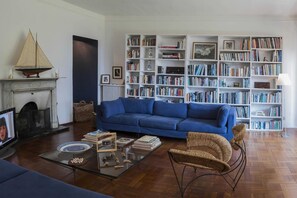 Una televisión, una chimenea, un reproductor estéreo, una impresora