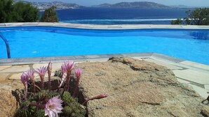 A swimming pool with a view of the sea and distant mountains. - My Rental Homes - Villa Rose 1, only 1 km from Agios Stefanos beach. Shared pool (Mykonos)