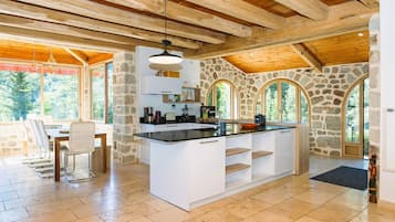 Een microgolfoven, een vaatwasser, een koffiezetapparaat/waterkoker