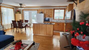 House, 3 Bedrooms, Smoking, Balcony | Living room