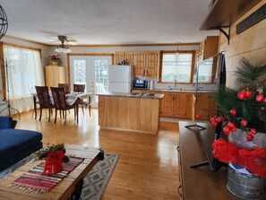 Living room - Saguenay-lac-saint-jean Getaway 3-bedroom Holiday Cottage With Garden View (Bégin)