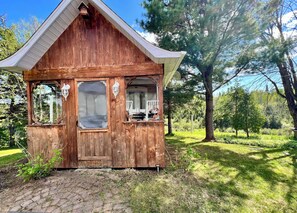 Exterior - Saguenay-lac-saint-jean Getaway 3-bedroom Holiday Cottage With Garden View (Bégin)