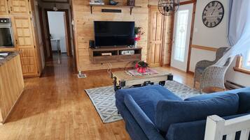 House, 3 Bedrooms, Smoking, Balcony | Living room