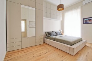 2 makuuhuonetta, tallelokero huoneessa, silitysrauta/-lauta