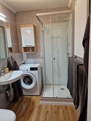 Chuveiro, secador de cabelo, toalhas de banho