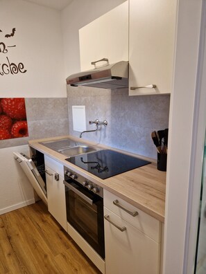 Kjøleskap, ovn, kokeplater og oppvaskmaskin