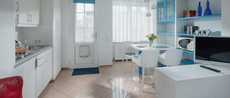 Fridge, microwave, stovetop, coffee/tea maker