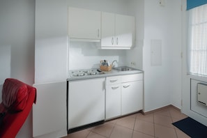 Réfrigérateur, micro-ondes, plaque de cuisson, cafetière/bouilloire