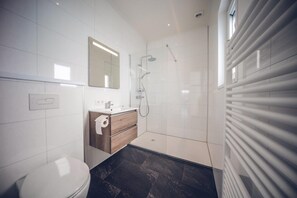 Bungalow | Bathroom - Cozy 4-person Villa With See-through Fireplace (Voorthuizen)