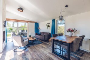 Bungalow | Dining - Cozy 4-person Villa With See-through Fireplace (Voorthuizen)