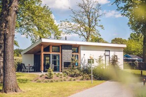 Bungalow | Exterior - Cozy 4-person Villa With See-through Fireplace (Voorthuizen)