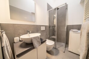 Dusche, Haartrockner, Bidet, Handtücher