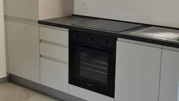 Een koelkast, een oven, een kookplaat, een vaatwasser