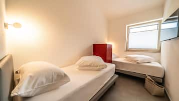 2 bedrooms, travel cot, WiFi, bed sheets