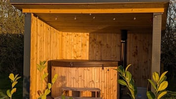 Cabin | Outdoor spa tub