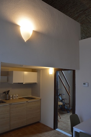 Frigorífico, placa de cocina, cafetera o tetera y utensilios de cocina