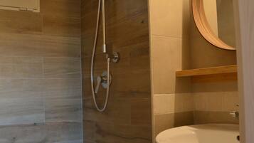 Douche, sĂšche-cheveux, bidet, serviettes fournies