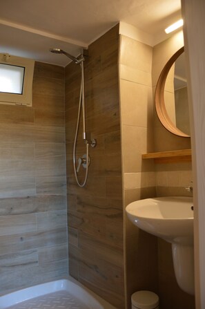 Douche, sèche-cheveux, bidet, serviettes fournies