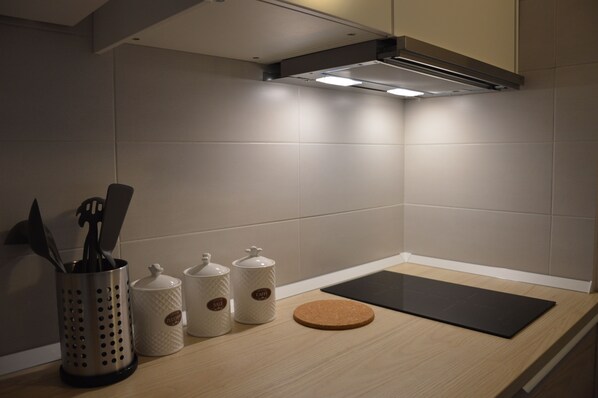 Réfrigérateur, plaque de cuisson, cafetière/bouilloire