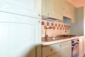 Fridge, oven, coffee/tea maker, electric kettle