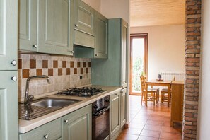 Fridge, oven, stovetop, coffee/tea maker - Apartment Cascina Cadorna 2 (Montegrino Valtravaglia)