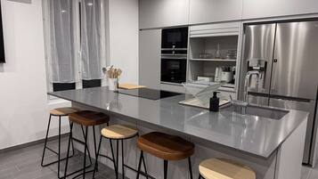 Réfrigérateur, micro-ondes, four, plaque de cuisson