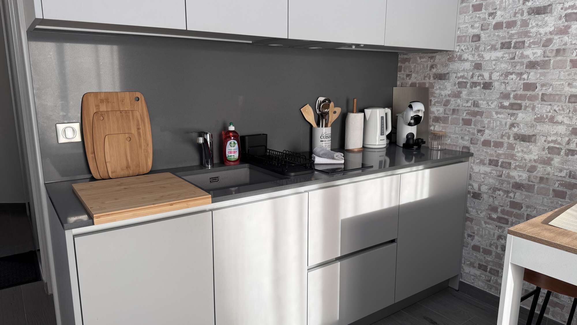 Kjøleskap, mikrobølgeovn, ovn og kokeplater