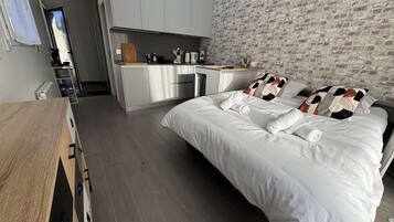 Desk, iron/ironing board, WiFi, bed sheets