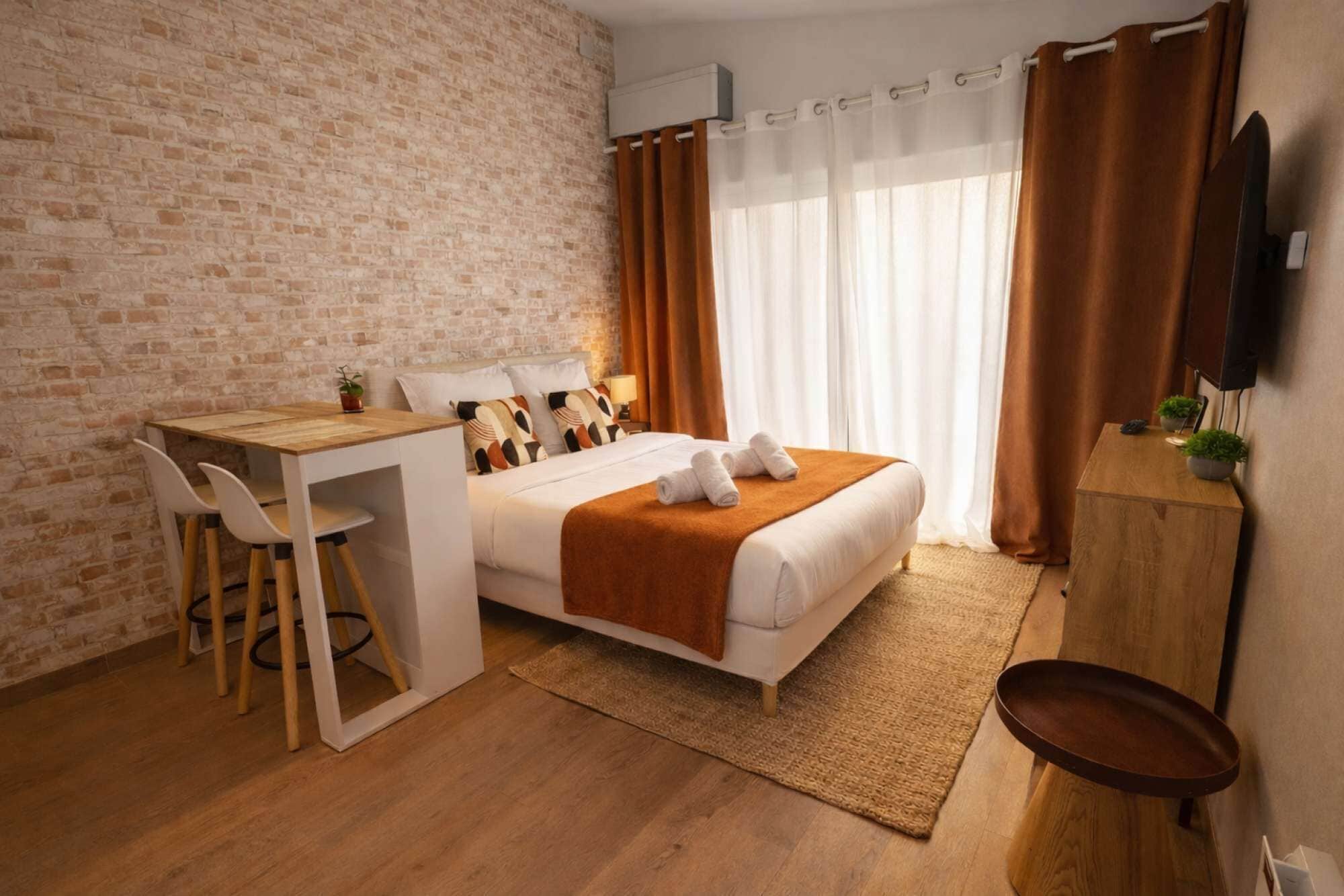 Työpöytä, silitysrauta/-lauta, Wi-Fi, vuodevaatteet