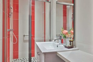 Apartment | Bathroom | Hair dryer, towels, shampoo - Charming Apartment in the Heart of the Marais (Paris)