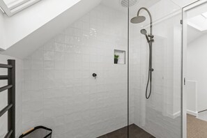 Douche, sèche-cheveux, serviettes fournies, papier toilette