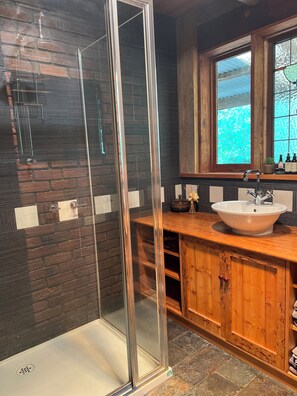 Dusche, Handtücher, Toilettenpapier