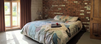 Cosy Mud brick Bush-Getaway
Pet Friendly & country Views