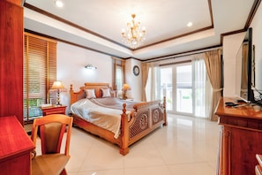 4 bedrooms, desk, iron/ironing board, WiFi