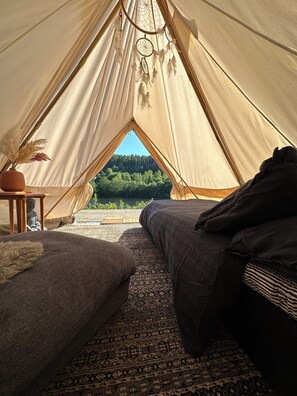 4 bedrooms, WiFi, bed sheets - Idyllic 4 Room Lake House w/ Option for 2 Glamping Tents & SUP-Private Dock (Telemark)