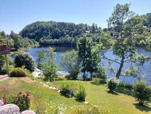 Property grounds - Idyllic 4 Room Lake House w/ Option for 2 Glamping Tents & SUP-Private Dock (Telemark)