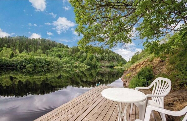 Property grounds - Idyllic 4 Room Lake House w/ Option for 2 Glamping Tents & SUP-Private Dock (Telemark)
