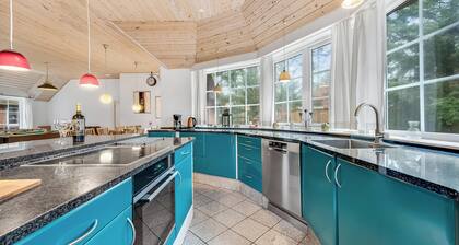 Family-friendly holiday home with pool and spa close to the North Sea.