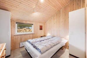 2 bedrooms, free WiFi - Cozy holiday home with a large enclosed terrace. (Hvide Sande)