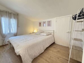 2 bedrooms, iron/ironing board, WiFi, bed sheets