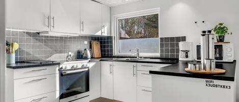 Frigorifero, forno, piano cottura, lavastoviglie