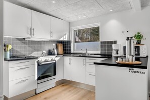 Fridge, oven, stovetop, dishwasher