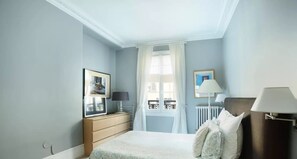 3 slaapkamers, een bureau, een strijkplank/strijkijzer, gratis wifi