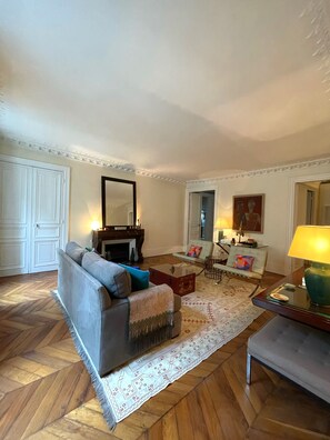 Smart TV, fireplace, books, stereo