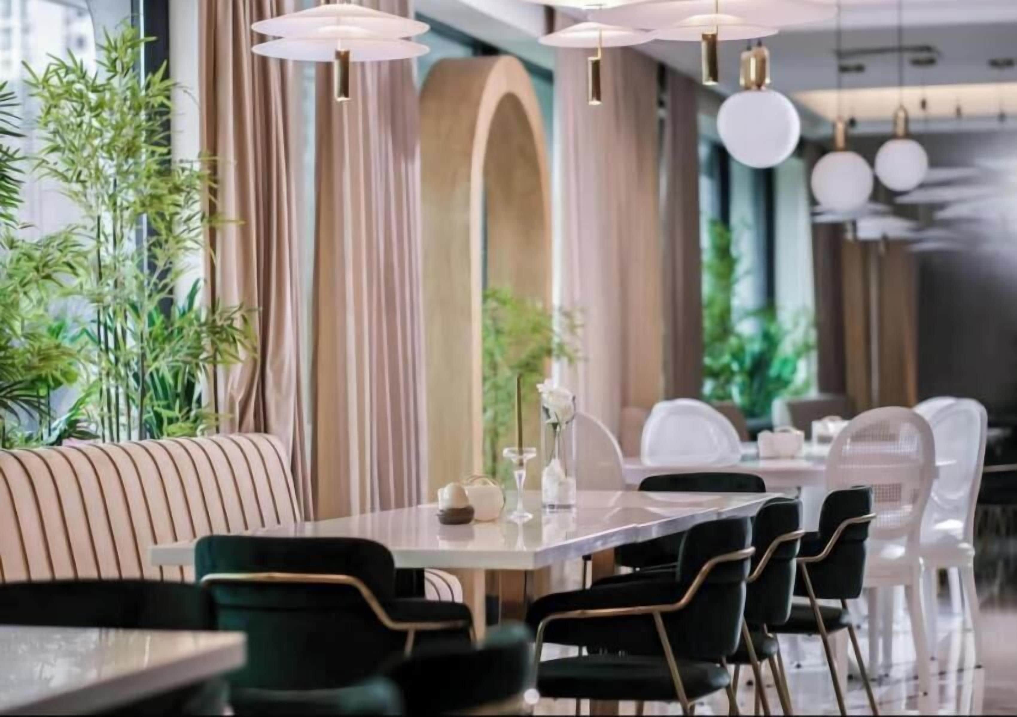 2 restaurants, lunch served