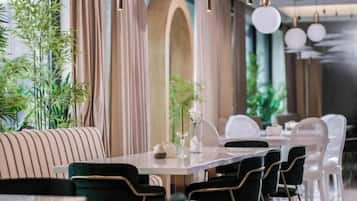 2 restaurants, lunch served