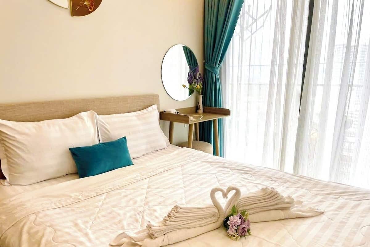 Luxury Apartment, Beach View, Beachside | 1 bedroom, free minibar items, in-room safe, blackout curtains